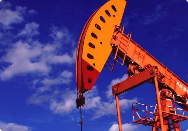 如何选择适合特定油田的驱油剂类型以提高效益？